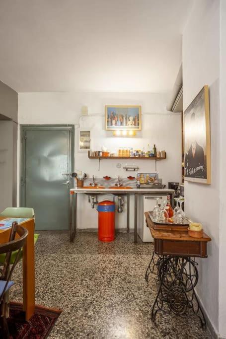 Greek Retro Decor & Wesanderson'S Movies Design Thessaloniki Exterior photo